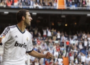 开云棋牌官方-独行侠险胜太阳，德罗赞点燃赛场，孤胆英雄与团队意志的胜利