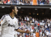 开云棋牌官方-独行侠险胜太阳，德罗赞点燃赛场，孤胆英雄与团队意志的胜利