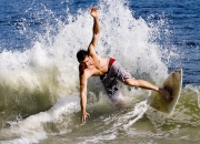 游戏试玩模拟器-绿茵场上的铁血碾压，羽球场上的樱花绽放—体育之美的两极交响