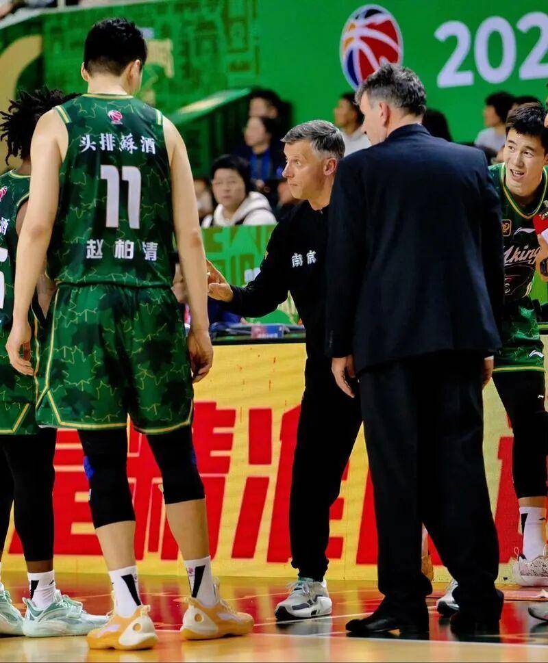 主教练突发离场，球队在比赛中应变能力受考验